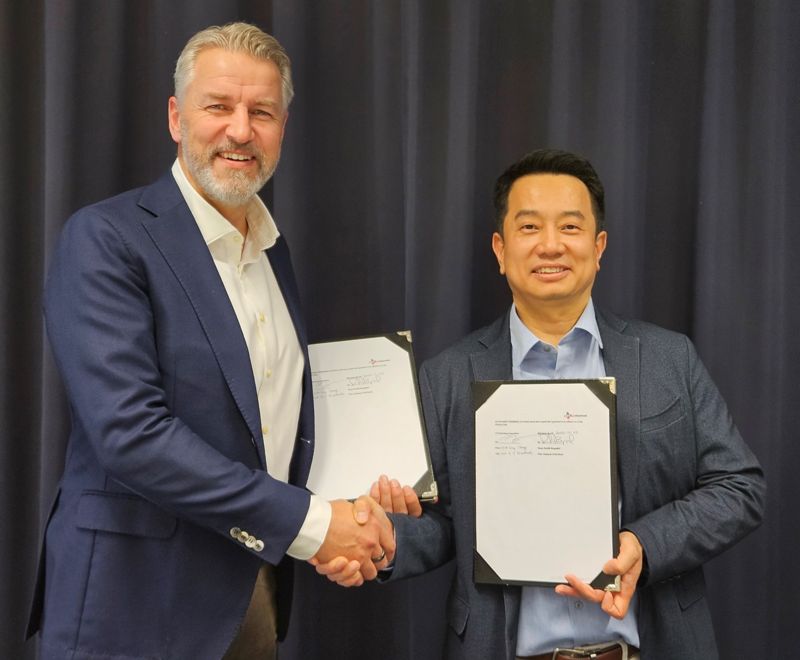 지난 30일 독일 프랑크푸르트 <span id='_stock_code_001040' data-stockcode='001040'>CJ</span> BIO 유통법인에서 열린 'PHA 적용 인조잔디 충전재 상용화 확대를 위한 파트너십' 체결식에서 정혁성 <span id='_stock_code_097950' data-stockcode='097950'>CJ제일제당</span> BMS본부장(오른쪽)과 프레드릭 베리에고르 BIQ머티리얼즈 회장이 기념촬영을 하고 있다. CJ제일제당 제공