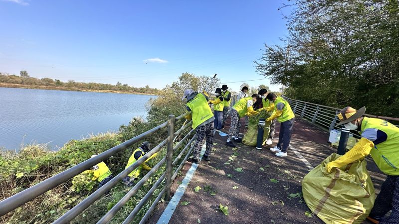 KGM 사내 임직원 봉사단 &#39;네바퀴동행&#39;이 지난 30일 지역사회 공헌활동의 일환으로 환경정화 봉사 활동을 펼쳤다. 사진&#x3D;KGM 제공