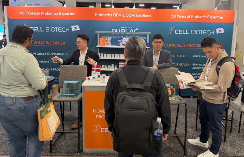 쎌바이오텍 관계자들이 지난 29일부터 30일까지(현지시간) 미국 라스베이거스에서 열린 'SSG 2025'에서 독립 부스를 열고 세계 각국 기업 관계자들에게 듀오락 기술력을 설명하고 있다. 쎌바이오텍 제공