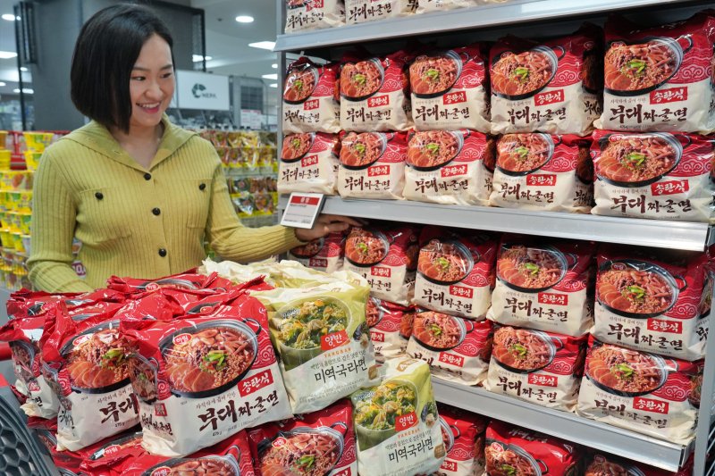 '<span id='_stock_code_136480' data-stockcode='136480'>하림</span> 송탄식 부대짜글면' 홍보 이미지. 롯데마트 제공