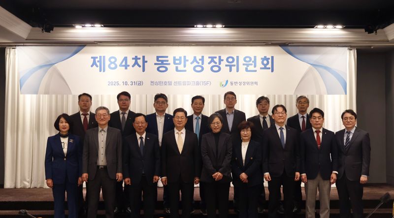 동아플레이팅 이오선 대표이사(왼쪽부터), 서울대학교 이봉의 교수, 서강대학교 김용진 교수, 중소벤처기업연구원 조주현 원장, 삼정엘리베이터 최강진 대표이사, 베비에르 마옥천 대표이사, 동반성장위원회 이달곤 위원장, <span id='_stock_code_017040' data-stockcode='017040'>광명전기</span> 이재광 대표이사, 이화여자대학교 김정연 교수, <span id='_stock_code_010690' data-stockcode='010690'>화신</span> 정서진 대표이사, 쉬엔비 강선영 대표이사, 남성레미콘 김영석 대표이사, 아이비리더스 정광천 대표이사, 고려대학교 김동헌 교수, 태성인터내셔널 허봉현 대표이사, 한양대학교 이병희 교수. 동반성장위원회 제공