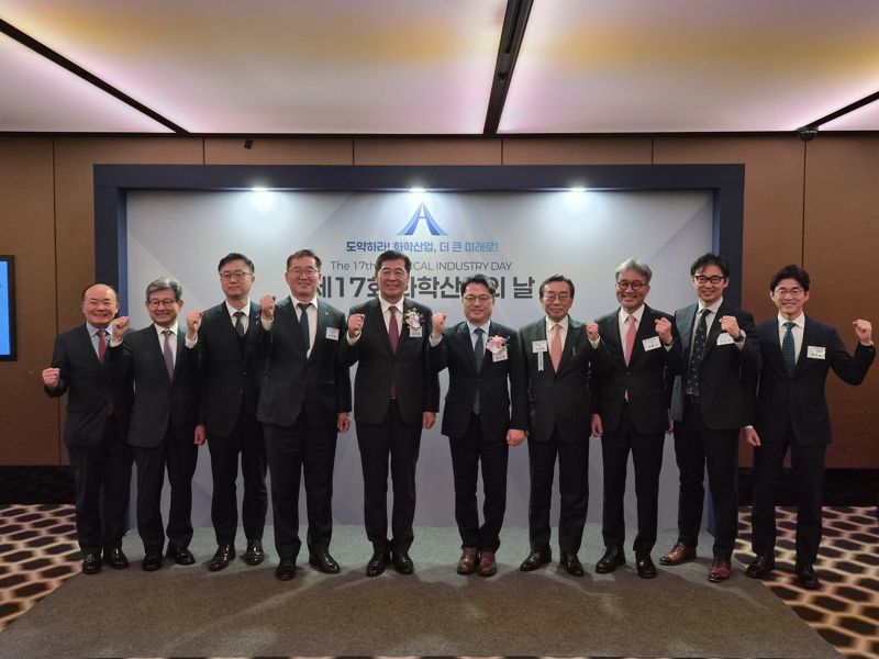 신학철 <span id='_stock_code_051910' data-stockcode='051910'>LG화학</span> 부회장(왼쪽 다섯번째), 백종훈 금호석유화학 사장(왼쪽 일곱번째), 엄찬왕 한국화학산업협회 부회장(왼쪽 열번째) 및 업계 관계자들이 31일 서울 중구 더플라자호텔에서 열린 &#39;제17회 화학산업의 날&#39;에 참석해 기념촬영을 하고 있다. 사진&#x3D;이동혁 기자