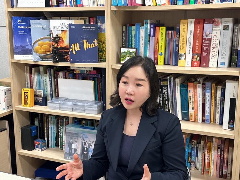 &#39;K-푸드 협의회&#39; 추진위원장인 함선옥 연세대 식품영양학과 교수가 1일 연세대 신촌 캠퍼스에서 본지와 인터뷰를 하고 있다. 연세대 급식외식경영연구실 허수정 연구원 제공 