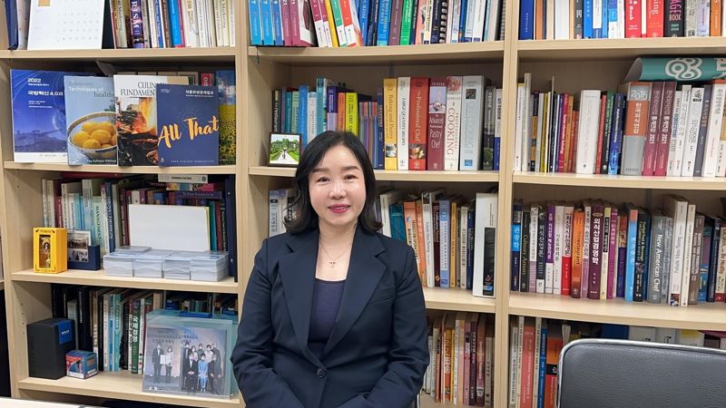 &#39;K-푸드 협의회&#39; 추진위원장인 함선옥 연세대 식품영양학과 교수가 1일 연세대 신촌 캠퍼스에서 본지와 인터뷰를 하고 있다. 연세대 급식외식경영연구실 허수정 연구원 제공