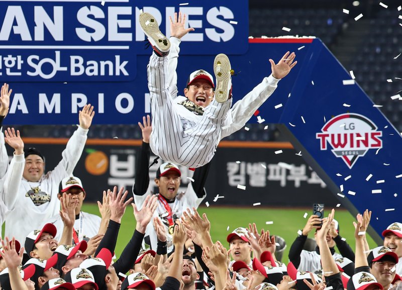 지난달 31일 대전 <span id='_stock_code_000880' data-stockcode='000880'>한화</span>생명 볼파크에서 열린 &#39;2025 <span id='_stock_code_005450' data-stockcode='005450'>신한</span> SOL뱅크 KBO 한국시리즈(KS·7전 4선승제)&#39; 5차전에서 한화 이글스를 4-1로 제압하고 통합 우승을 차지한 <span id='_stock_code_003550' data-stockcode='003550'>LG</span> 염경엽 감독이 헹가래를 받고 있다. 뉴스1