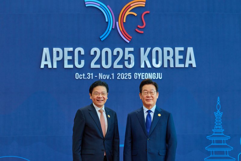 이재명 대통령이 31일 경북 경주화백컨벤션센터(HICO)에서 열린 2025 아시아태평양경제협력체(APEC) 정상회의에서 로런스 웡 싱가포르 총리를 맞이하고 있다. 대통령실 제공