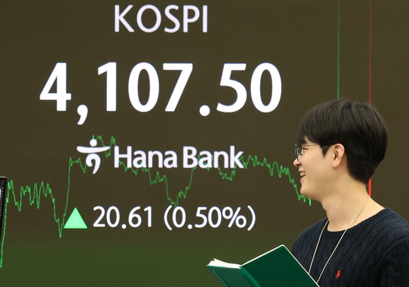 코스피지수가 전 거래일(4086.89)보다 0.50% 오른 4107.50에 마감한 지난달 31일 오후 서울 중구 하나은행 딜링룸 전광판에 지수가 표시되어 있다. 사진&#x3D;뉴시스
