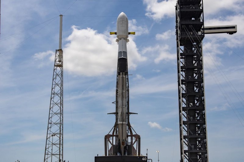 지난 4월 22일 미 <span id='_stock_code_064820' data-stockcode='064820'>케이프</span> 커내버럴 우주군 기지 발사대에 기립 중인 군 정찰위성 4호기 발사체 모습. 국방부 제공