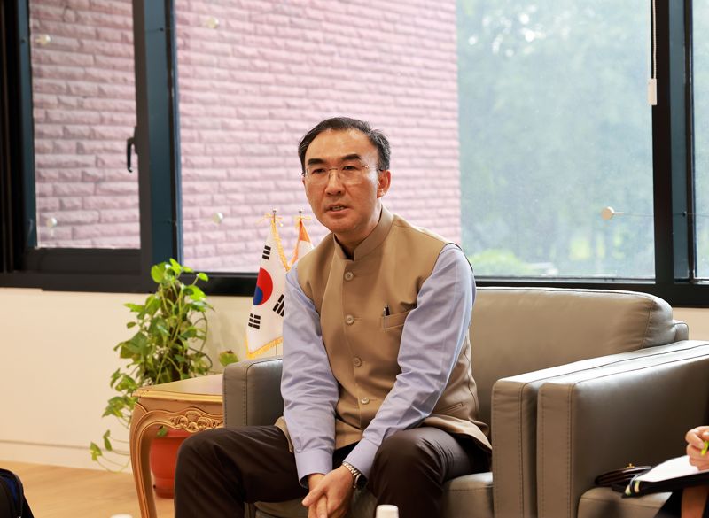 이성호 주인도 대한민국 대사가 지난달 31일 인도 뉴델리 주인도 대한민국 대사관에서 취재진과 만나 인터뷰하고 있다. 크래프톤 제공