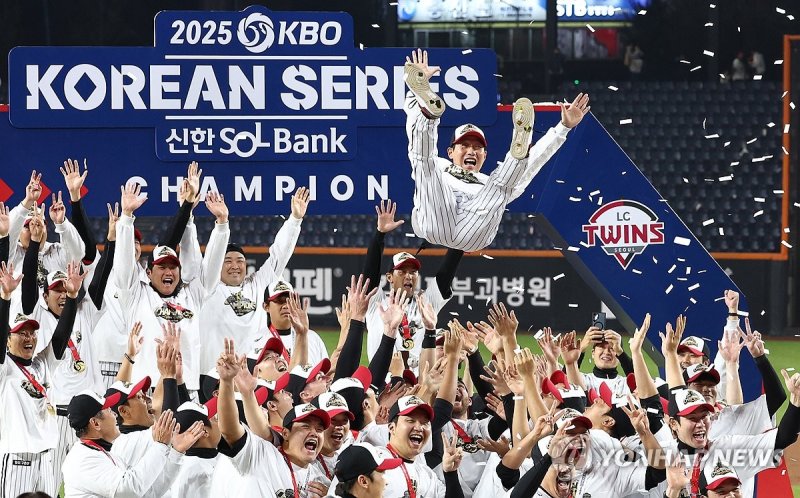 LG트윈스 선수들이 지난 1일 서울 송파구 잠실야구장에서 열린 &#39;한국시리즈 통합우승 IN 잠실&#39; 행사에서 헹가래를 치며 우승의 기쁨을 나누고 있다. 연합뉴스