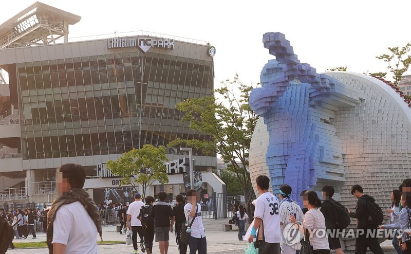 1200만 관중 돌파의 환호 속에 창원 NC 다이노스 파크에서 발생했던 구조물 추락 사건은 한국 프로야구 역사에 가장 비극적인 사건으로 기록됐다. 연합뉴스