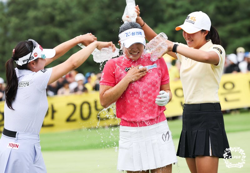 경기 이천 블랙스톤이천CC에서 열린 '제20회 <span id='_stock_code_105560' data-stockcode='105560'>KB금융</span> 스타챔피언십' FR 우승자 유현조가 축하 물세례를 받고 있다.뉴시스
