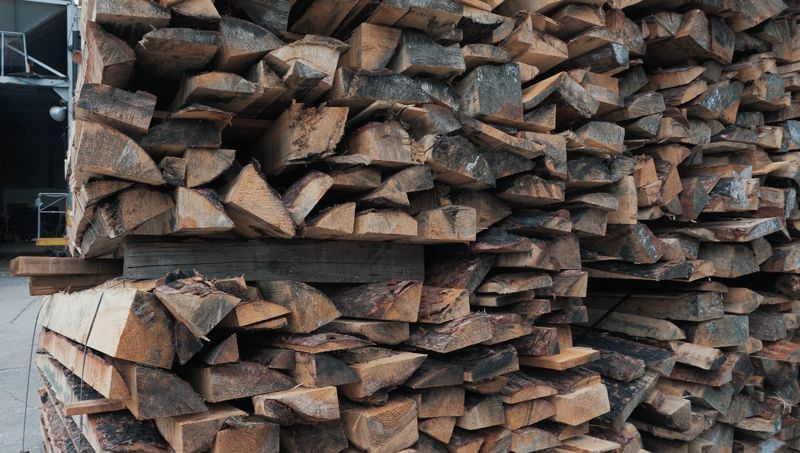 <span id='_stock_code_025900' data-stockcode='025900'>동화기업</span>이 파티클보드에 활용한 산불 피해목. 동화기업 제공