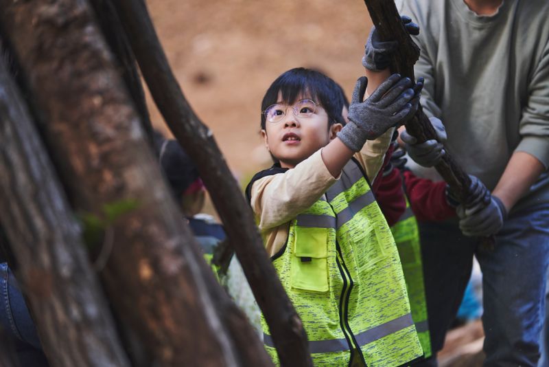 <span id='_stock_code_011210' data-stockcode='011210'>현대위아</span> 임직원과 가족들이 지난 1일 경기 이천시 포레스트벤처스 식물연구센터에서 오동나무 묘목을 분갈이하고 있다. 사진=현대위아 제공.