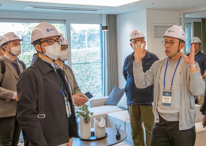 10월 31일 충청북도 음성군에 있는 <span id='_stock_code_006360' data-stockcode='006360'>GS건설</span>의 GPC에서 열린 OSC기술세미나 후 PC목업 주택 세대 내부에서 GS건설 담당자가 기술에 대해 설명하고 있다. GS건설 제공