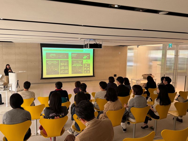 <span id='_stock_code_000240' data-stockcode='000240'>한국앤컴퍼니</span>그룹이 지난달 31일 진행한 지식나눔회에서 임직원들이 강연을 듣고 있다. 사진=한국앤컴퍼니 제공