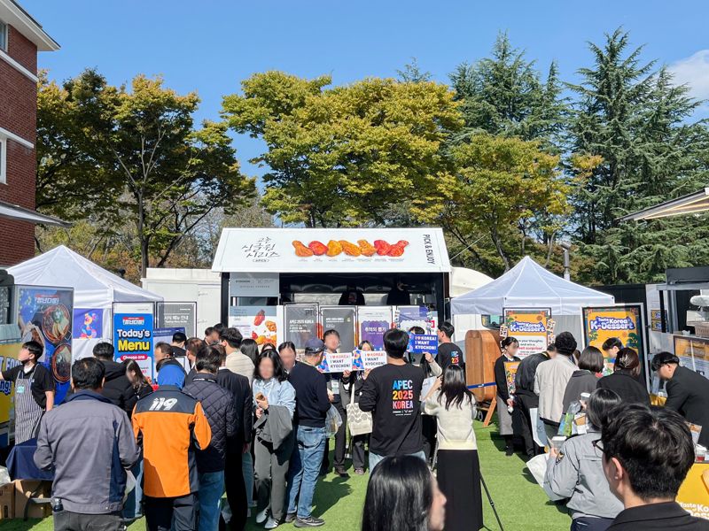 지난달 27일~지난 1일까지 경북 경주 국제미디어센터 인근의 &#39;K푸드 스테이션&#39;에 마련된 교촌치킨 푸드트럭 일대가 인파들로 북적이고 있다. <span id='_stock_code_339770' data-stockcode='339770'>교촌에프앤비</span> 제공