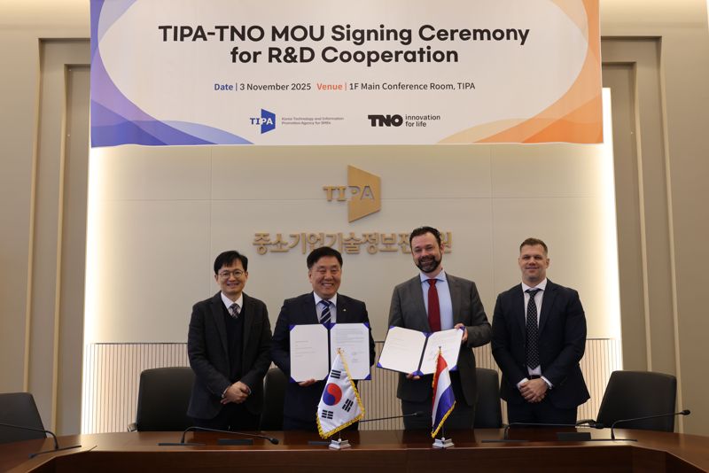 김영신 중소기업기술정보진흥원 원장(왼쪽 두번째)과 마르타인 스탐 네덜란드 응용과학연구기구 이사(왼쪽 세번째)가 업무협약(MOU) 체결 후 기념촬영을 하고 있다. 중소기업기술정보진흥원 제공