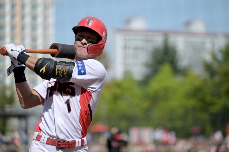 광주-기아챔피언스필드에서 열린 2023프로야구 KIA 타이거즈 대 LG 트윈스의 경기, 1회 말 KIA 박찬호가 몸을 풀고 있다.뉴시스