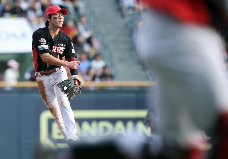 KIA 유격수 박찬호가 내야 땅볼을 잡아 런닝 스로우하고 있다.뉴스1