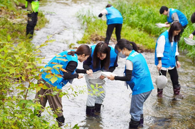 HK이노엔 임직원들이 최근 경기 성남 율동생태학습원에서 열린 '생물다양성 탐사' 활동에 참여하고 있다. HK이노엔 제공