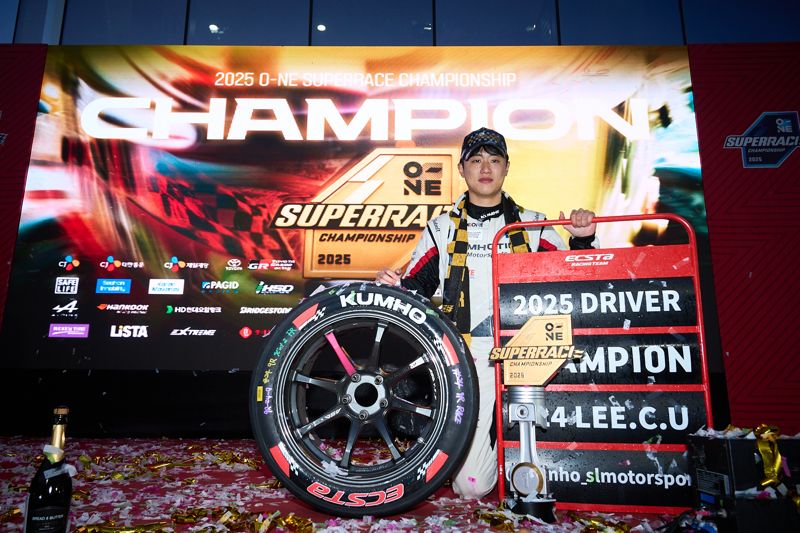 금호 SL모터스포츠팀 이창욱 선수가 &#39;2025 오네(O-NE) 슈퍼레이스 챔피언십&#39; 토요타 가주 레이싱 6000 클래스에서 우승 후 기념촬영을 하고 있다. 사진&#x3D;<span id='_stock_code_073240' data-stockcode='073240'>금호타이어</span> 제공