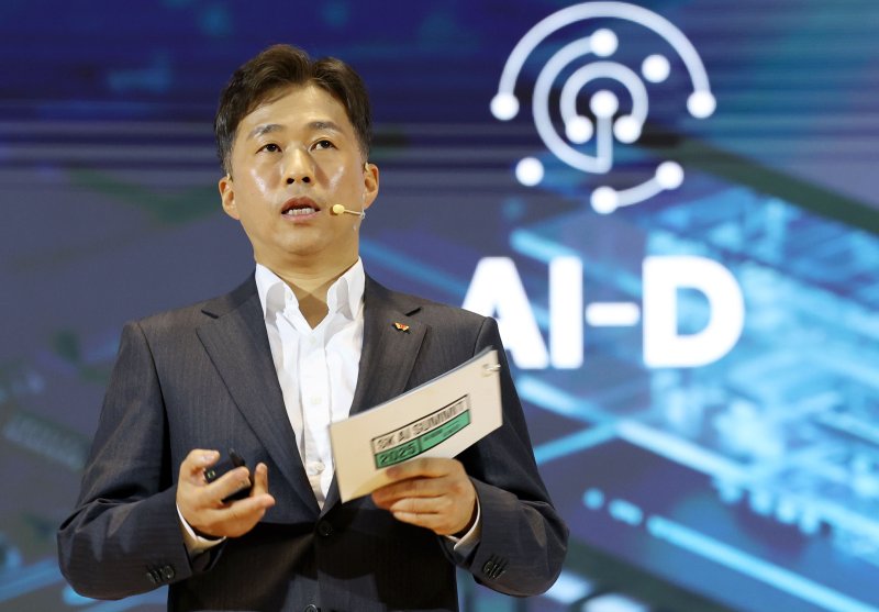 곽노정 <span id='_stock_code_000660' data-stockcode='000660'>SK하이닉스</span> 대표이사 사장이 3일 서울 강남구 코엑스에서 열린 'SK 인공지능(AI) 서밋 2025'에서 연설하고 있다. 뉴시스 제공