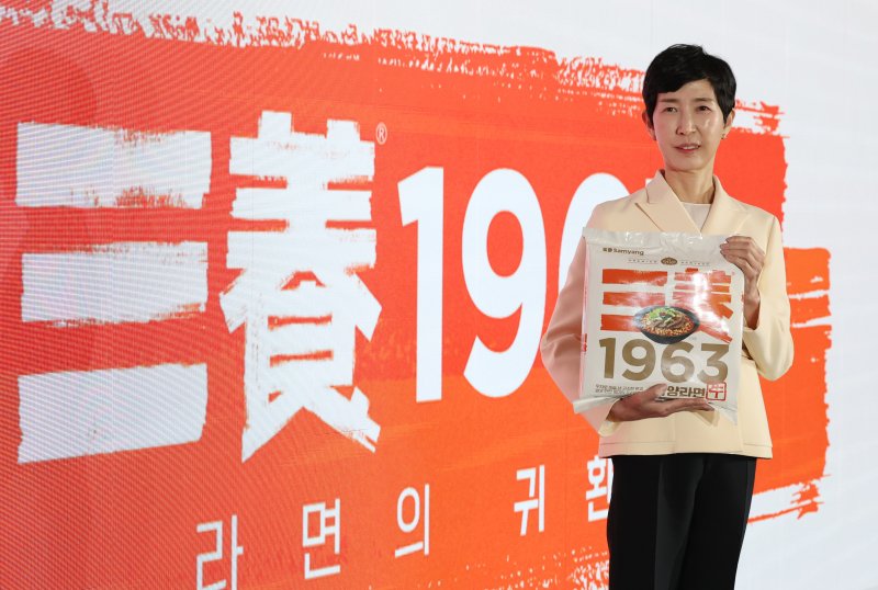 3일 오전 서울 중구 보코서울명동 호텔에서 열린 '삼양1963' 신제품 출시 발표회에서 김정수 <span id='_stock_code_003230' data-stockcode='003230'>삼양식품</span> 부회장이 제품을 들고 포즈를 취하고 있다. 뉴스1