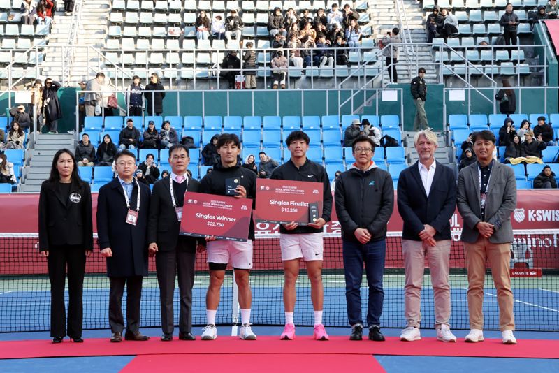 '2025 <span id='_stock_code_001200' data-stockcode='001200'>유진투자증권</span> 서울오픈 국제 남자 챌린저 테니스대회’가 진행된 지난 2일 시마부쿠로 쇼(왼쪽에서 네 번째) 선수와, 준우승자 콜먼 웡(다섯 번째) 선수가 기념촬영을 하고 있다. 유진투자증권 제공