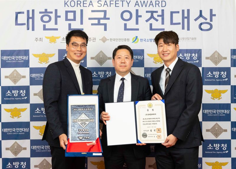 3일 <span id='_stock_code_017800' data-stockcode='017800'>현대엘리베이</span>터 임직원들이 서울 중구 한국프레스센터에서 열린 24회 대한민국 안전대상에서 국무총리상을 수상한 뒤 포즈를 취하고 있다. 현대엘리베이터 제공