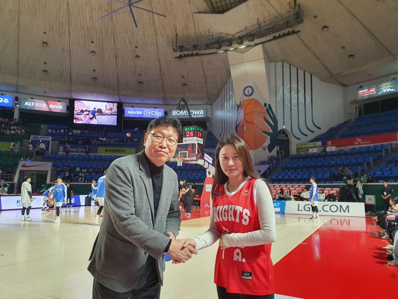 <span id='_stock_code_034730' data-stockcode='034730'>SK</span>미소금융재단이 SK나이츠와 지난 10월 31일 서울 잠실학생체육관에서 ‘농구미소금융데이’를 개최했다. SK미소금융재단 사무국장과 시투자가 기념촬영을 하고 있다. SK미소금융재단 제공