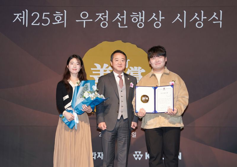 코오롱그룹 오운문화재단이 4일 서울 마곡 코오롱원앤온리타워에서 제25회 우정선행상 시상식을 개최한 가운데 이웅열(가운데) 오운문화재단 이사장이 <span id='_stock_code_001680' data-stockcode='001680'>대상</span> 수상자 키즈유나이티드의 박세준(오른쪽) 회장, 엄예은(왼쪽) 부회장과 기념찰영을 하고 있다. 코오롱그룹제공