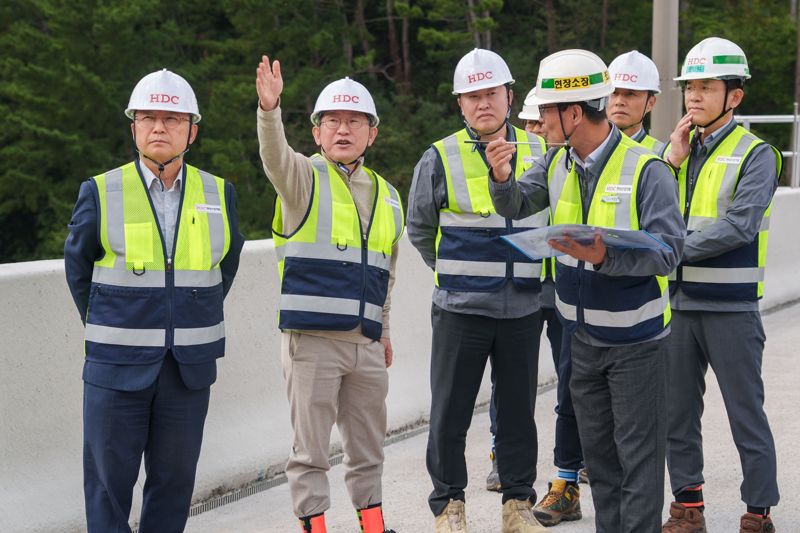 지난 10월 31일 조태제 <span id='_stock_code_294870' data-stockcode='294870'>HDC현대산업개발</span> CSO(왼쪽부터)와 정경구 CEO, 김영한 인프라본부장이 동해선 포항-영덕 고속도로 4, 5공구를 방문해 현장점검을 진행했다. HDC현대산업개발 제공