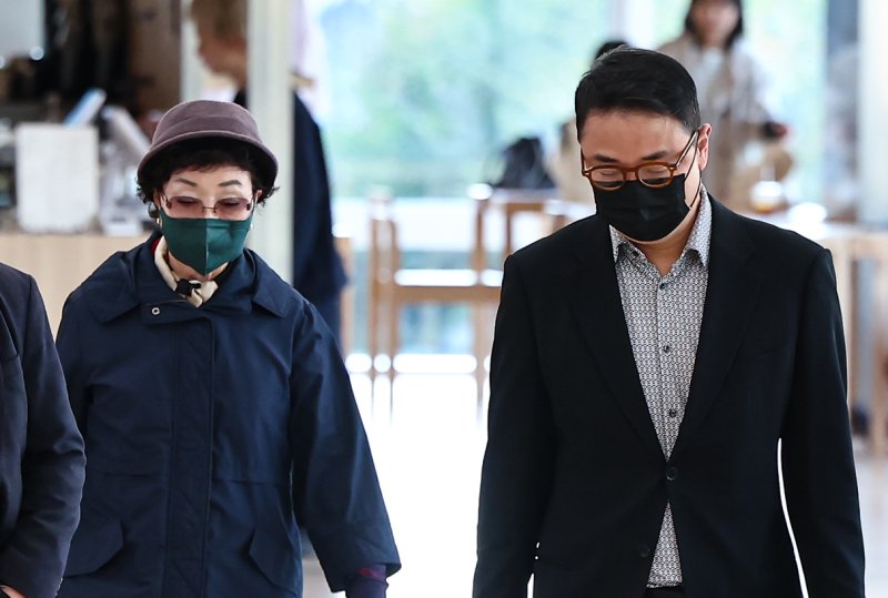 윤석열 전 대통령의 부인 김건희 여사의 모친 최은순씨와 오빠 김진우씨가 4일 오전 서울 종로구 KT광화문빌딩 웨스트에 마련된 김건희특검 사무실에 피의자 신분으로 출석하고 있다. 사진&#x3D;뉴스1