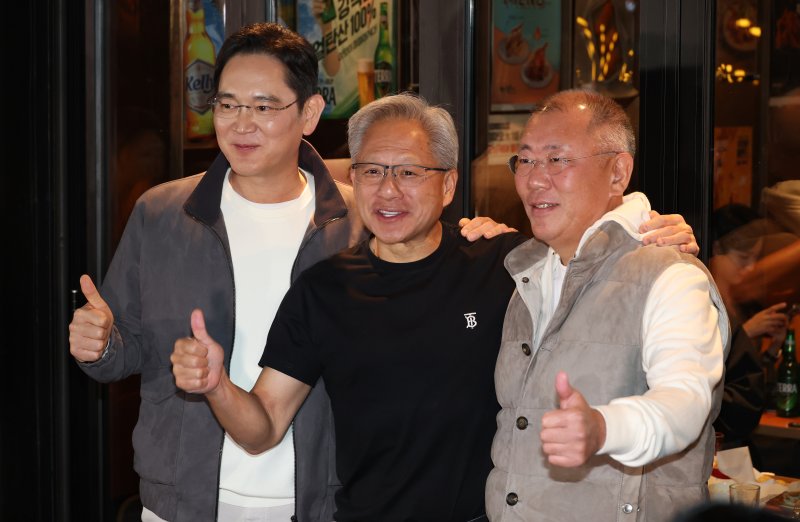 젠슨 황 엔비디아 최고경영자가 지난달 30일 서울 강남구 깐부치킨 삼성점에서 이재용 <span id='_stock_code_005930' data-stockcode='005930'>삼성전자</span> 회장, 정의선 <span id='_stock_code_005380' data-stockcode='005380'>현대차</span>그룹 회장과 함께 '치맥' 회동 후 기념촬영을 하고 있다. (공동취재)ⓒ News1 김진환 기자 /사진=뉴스1