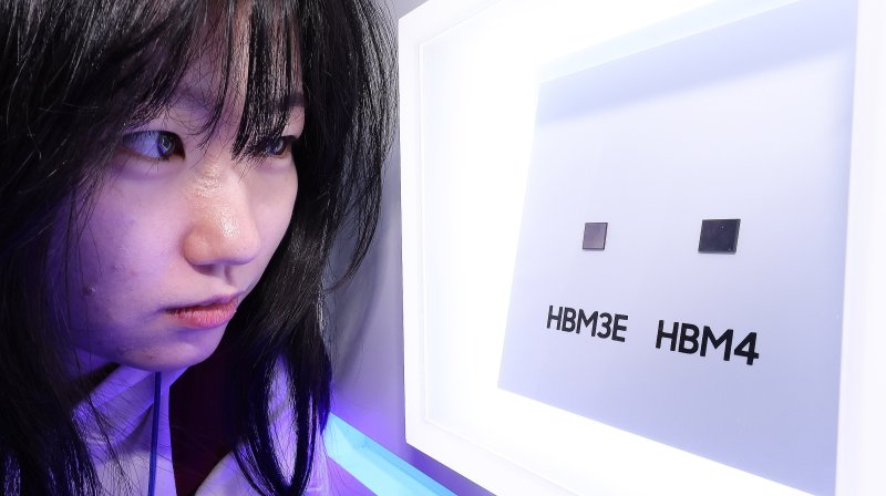 10월 22일 서울 강남구 코엑스에서 열린 제27회 반도체 대전(SEDEX 2025)을 찾은 관람객이 공개된 <span id='_stock_code_005930' data-stockcode='005930'>삼성전자</span> HBM4 실물을 살펴보고 있다. &#x2F;사진&#x3D;뉴스1