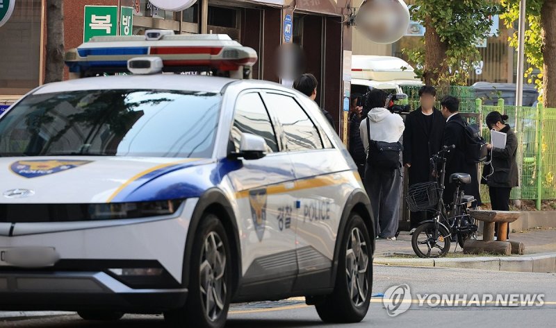 4일 오전 서울 강동구 천호동 재개발조합 사무실에서 흉기 난동 사건이 발생해 3명이 병원에서 치료받고 있다. 사진은 현장에서 취재 중인 기자들./사진=연합뉴스