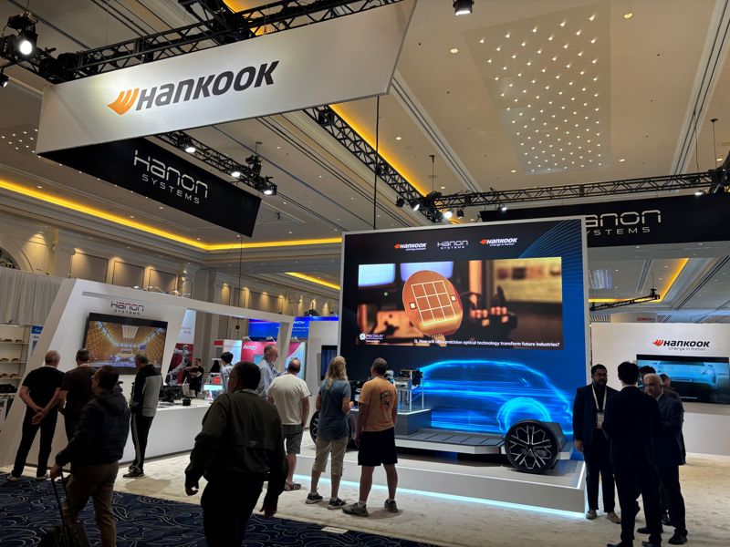 지난 4일(현지시각) 미국 라스베가스에서 개막한 글로벌 최대 자동차부품 전시회 'AAPEX 2025'에서 한국앤컴퍼니그룹(한국앤컴퍼니·한온시스템·<span id='_stock_code_161390' data-stockcode='161390'>한국타이어앤테크놀로지</span>)이 부스에 전시한 메인 목업 차량을 방문객들이 관람하고 있다. 사진=한국앤컴퍼니그룹 제공