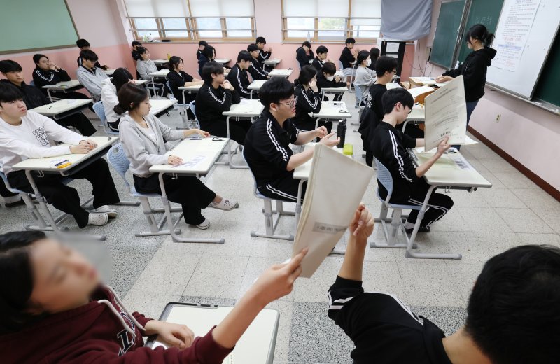 2026학년도 대학수학능력시험(수능)을 30일 앞둔 14일 오전 경기 화성시 동탄고등학교에서 3학년 학생들이 수능 시험 전 마지막 모의평가인 10월 전국연합학력평가를 치르고 있다. 2025.10.14&#x2F;뉴스1 ⓒ News1 김영운 기자 &#x2F;사진&#x3D;뉴스1