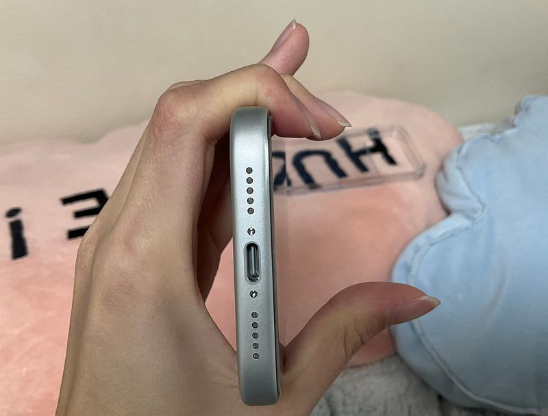 A씨가 아이폰 17 프로 케이스를 벗기다가 프레임이 휘어졌다며 지난 4일 네이버 아이폰 사용자 모임 ‘아사모’에 올린 사진 캡처