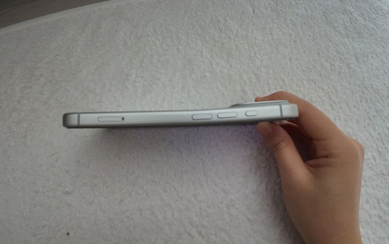 아이폰 17 프로 케이스를 빼다가 본체가 휘어졌다며 B씨가 아사모에 올린 사진 캡처