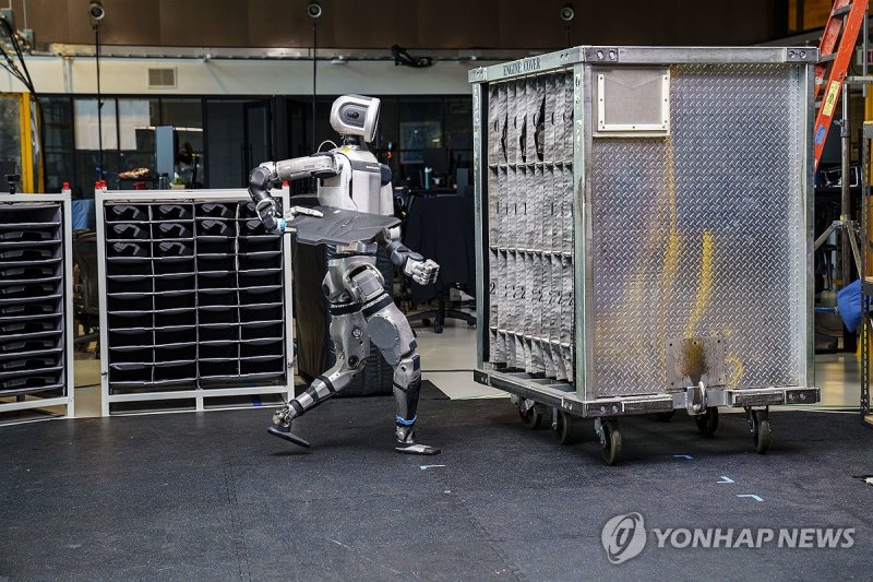 보스턴 다이나믹스가 제작한 이족보행 로봇 아틀라스가 공장 작업을 수행하고 있다. 사진=연합뉴스