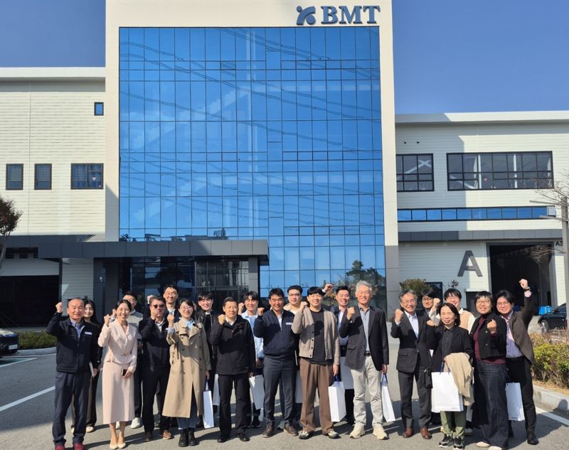 5일 부산 기장군 신소재산단에 위치한 정밀 피팅·밸브 전문기업인 ㈜비엠티를 방문한 &#39;배관 및 기계류(ISO&#x2F;TC 8&#x2F;SC 3) 국제표준화 총회&#39; 참석, 대표단이 기념촬영을 하고 있다. ㈜비엠티 제공