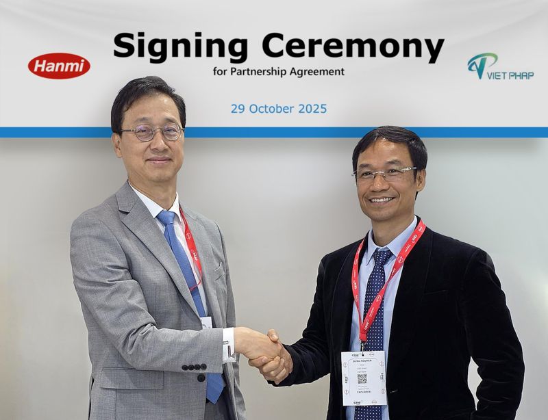 박재현 <span id='_stock_code_128940' data-stockcode='128940'>한미약품</span> 대표(왼쪽)와 응우옌 치 중 비엣팝 대표가 지난달 29일 독일 프랑크푸르트에서 열린 &#39;CPHI 월드와이드 2025&#39;에서 고혈압 복합제 독점 공급 및 라이선스 계약을 체결하고 기념 촬영을 하고 있다. 한미약품 제공