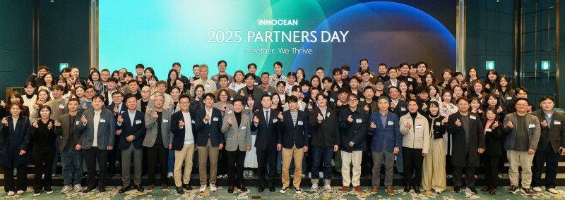 2025 <span id='_stock_code_214320' data-stockcode='214320'>이노션</span> 파트너스데이 참석자 단체사진. 이노션 제공