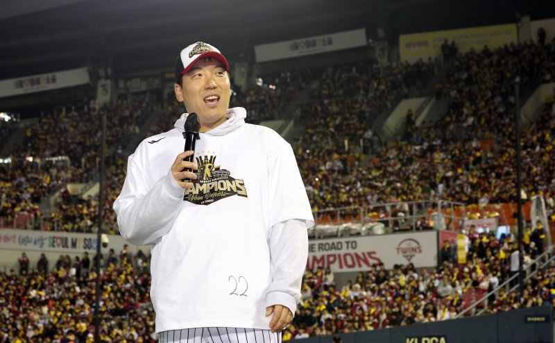 지난 1일 서울 송파구 잠실야구장에서 열린 프로야구 LG트윈스 2025 한국시리즈 우승 세리머니 팬 감사 행사 '더 리턴 오브 챔피언스'(The Return of Champions)'에서 MVP를 수상한 김현수가 팬들에게 감사 인사를 전하고 있다. 뉴스1