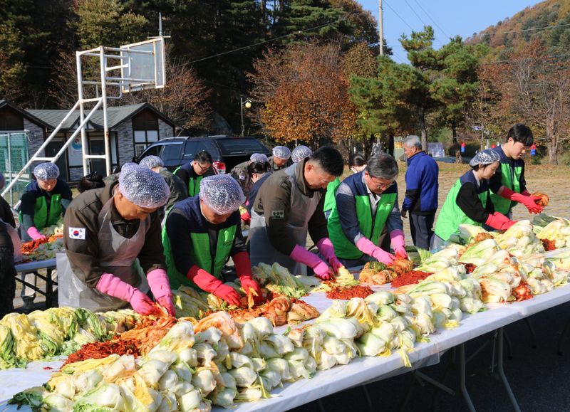 <span id='_stock_code_190650' data-stockcode='190650'>코리아에셋투자증권</span> 임직원들과 제2공병여단이 5일 경기도 가평군 초롱이둥지마을에서 김장나눔활동을 진행했다. 코리아에셋증권 제공. 