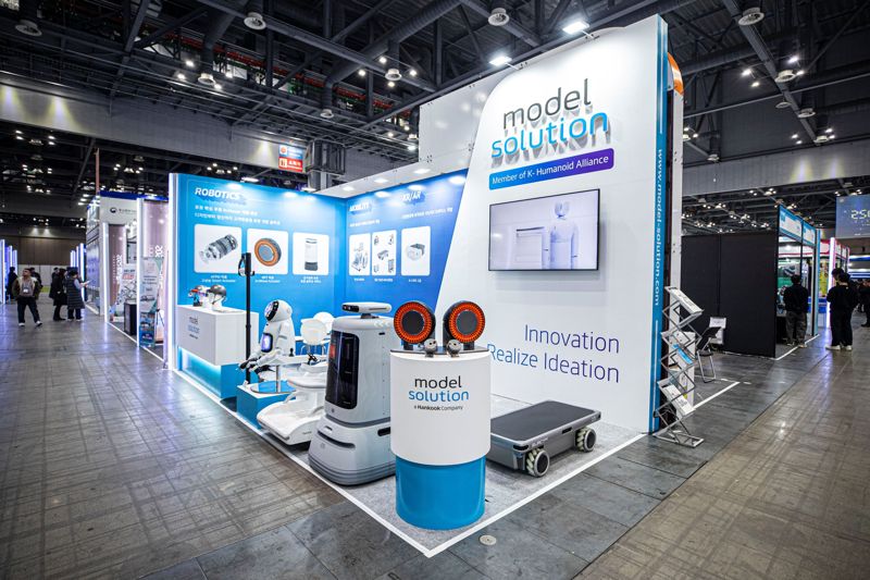 <span id='_stock_code_417970' data-stockcode='417970'>모델솔루션</span>이 5일 일산 킨텍스에서 열리는 '2025 로보월드'에 마련한 전시 부스. 사진=<span id='_stock_code_000240' data-stockcode='000240'>한국앤컴퍼니</span> 제공