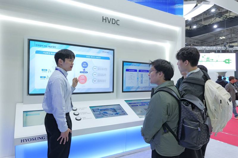 <span id='_stock_code_298040' data-stockcode='298040'>효성중공업</span> 직원이 5일 광주 김대중컨벤션센터에서 열린 글로벌 전력·에너지 융복합 박람회 &#39;빛가람 국제 전력기술 엑스포(BIXPO) 2025&#39;에서 고객들에게 전압형 초고압 직류송전(HVDC) 기술을 소개하고 있다. 효성중공업 제공