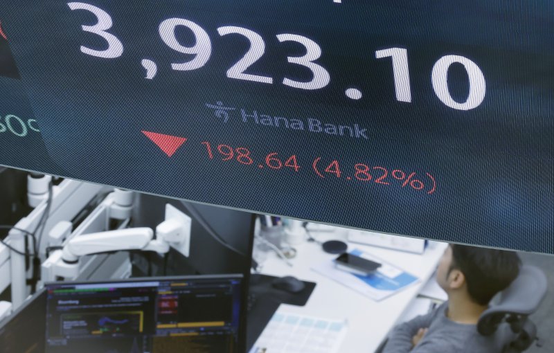 5일 오전 서울 중구 하나은행 딜링룸에 코스피 시황이 표시되고 있다. 이날 코스피는 66.27p 하락하며 출발해 장중 4000선이 붕괴됐다. 2025.11.5&#x2F;뉴스1 ⓒ News1 박정호 기자 &#x2F;사진&#x3D;뉴스1